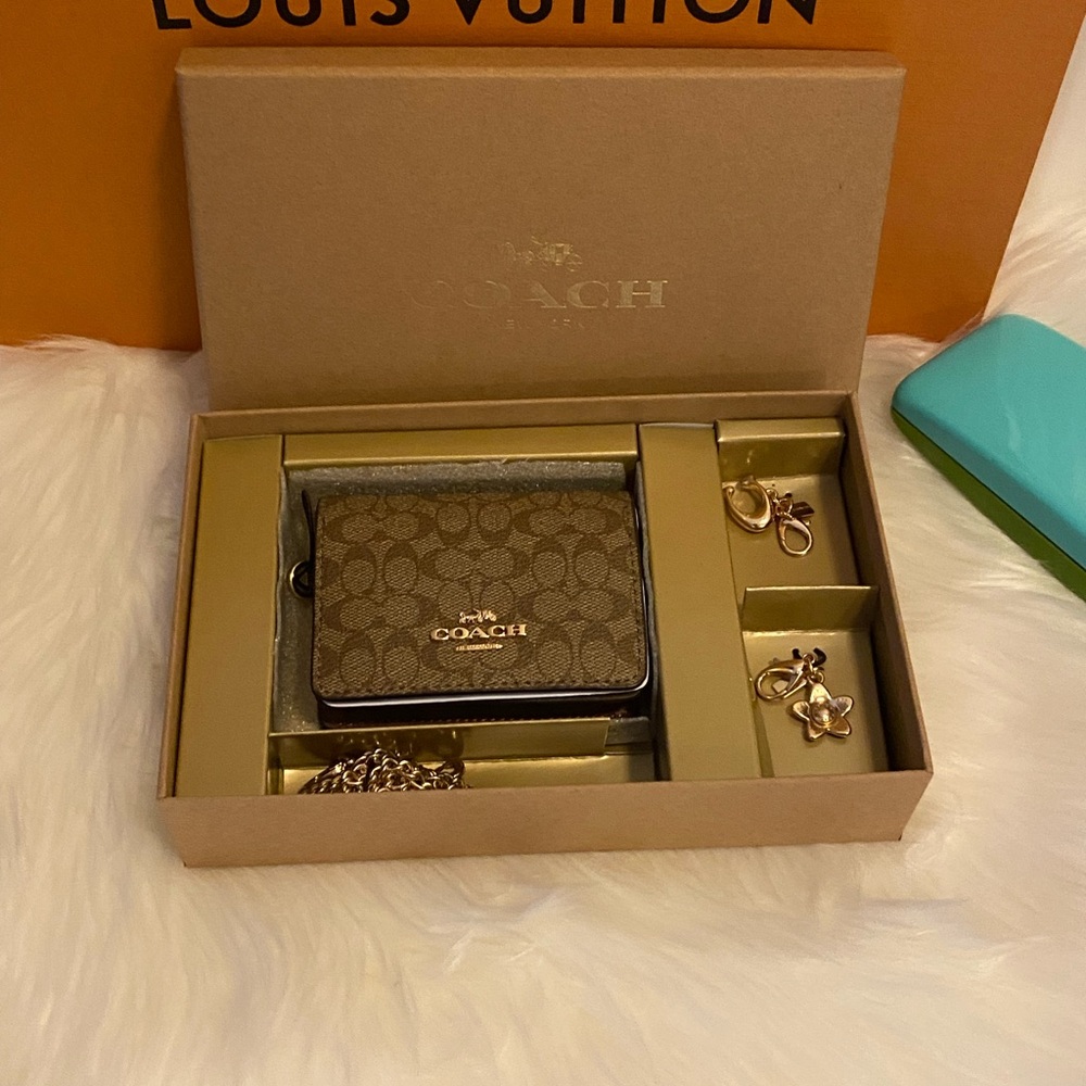 BNIB- LIMITED Edition gift sets Coach Brown and Gold Key and Card Holder